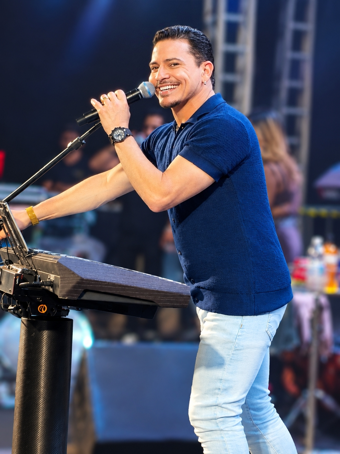 Washington Brasileiro cantando ao vivo em um show de arena